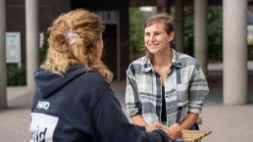 Ouder en Heyo-monitor in gesprek over inclusieve vakantiekampen