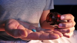 Man neemt slaappillen