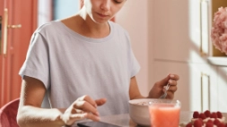 vrouw met vezelrijke voeding