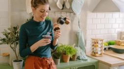 Jonge vrouw met gezonde snack in keuken