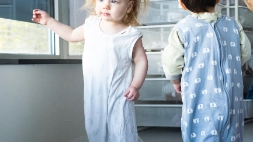 twee kindjes in hun slaapzak bij Helan Kinderopvang