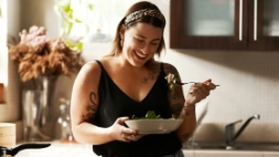 vrouw met gezonde maaltijd