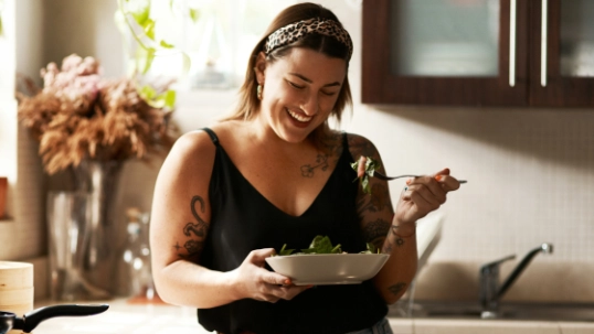 vrouw met gezonde maaltijd