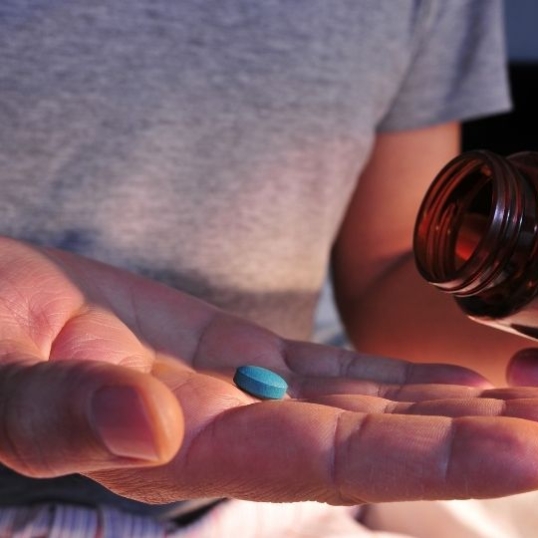 Man neemt slaappillen