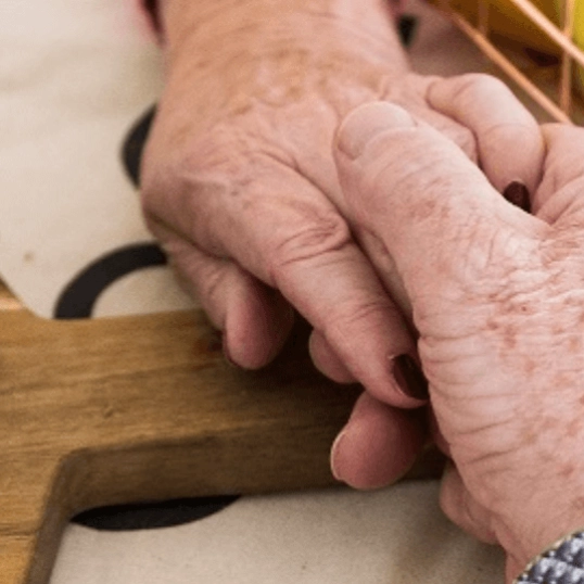 Oudere persoon blijft zelfstandig thuis dankzij een personenalarm