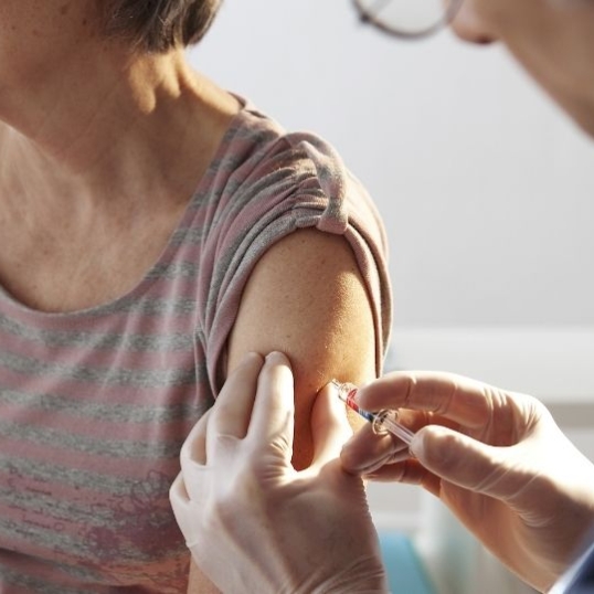 Persoon krijgt een griepvaccinatie