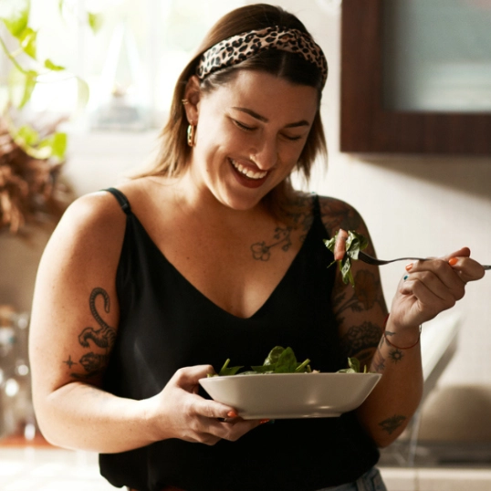 vrouw met gezonde maaltijd