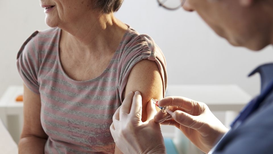 Persoon krijgt een griepvaccinatie