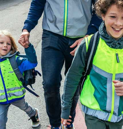 vader met 2 kinderen gekleed met fluo-kleding